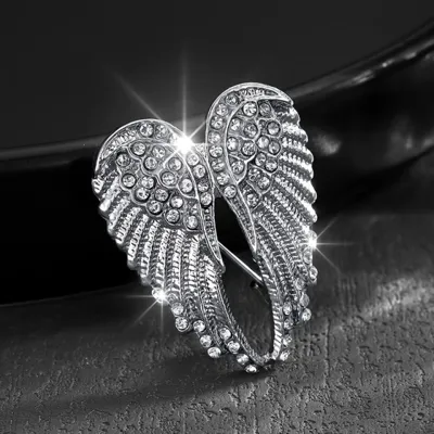 Elegantna broška z angelskimi krili v srebrni barvi